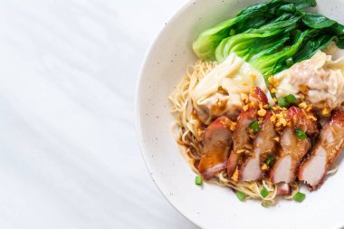 yumurta noodle ile kırmızı kavrulmuş domuz ve mantı - Asya gıda tarzı