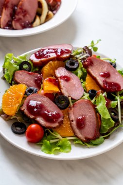 Izgara ördek göğsü sebze salatası ile