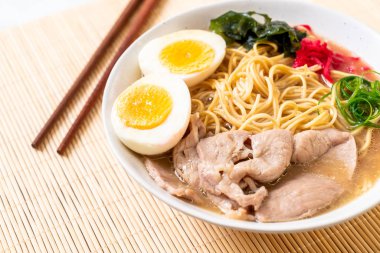 domuz eti ve yumurta - Japon tarzı ile TONKOTSU ramen erişte
