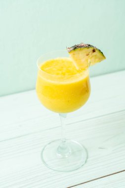 Tahta masada taze ananas suyu bardağı - Sağlıklı içecek