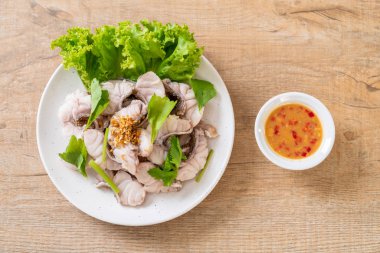 Soslu ve sebzeli haşlanmış balık sosu.