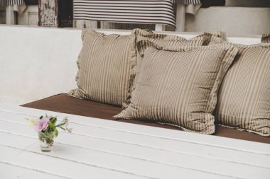 Kanepe dekorasyon açık veranda üzerinde rahat yastık