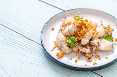 Kızarmış kalamar ya da tabakta sarımsak olan ahtapot.