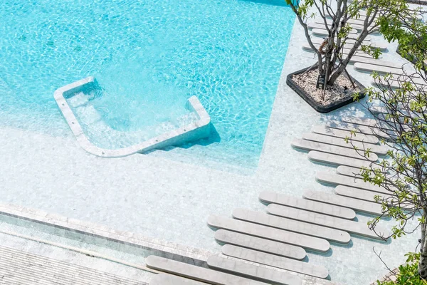 Havadan görünümü güzel lüks otel yüzme havuzu çare ile bir yürüyüş yolu