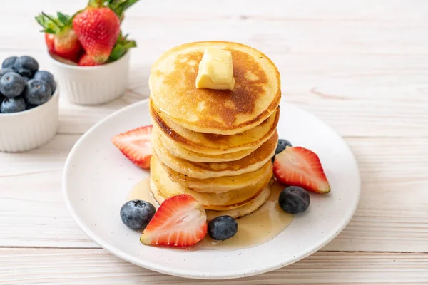 Pannkaka Med Smör Jordgubbar Blåbär Och Honung — Stockfoto