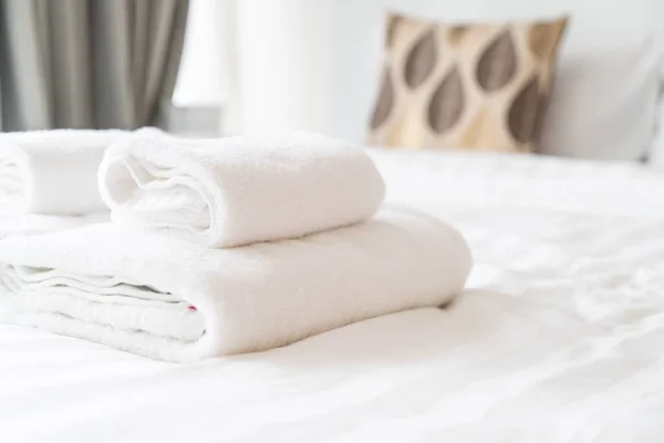 Ozdoba Biały Ręcznik Łóżko Wnętrza Pokoju Łóżko — Zdjęcie stockowe