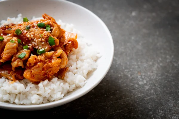 Carne Cerdo Salteada Con Kimchi Sobre Arroz Rematado Estilo Coreano — Foto de Stock