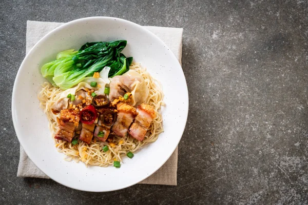 gevrek domuz yağı ve mantı - Asya gıda tarzı ile yumurta şehriye çorbası