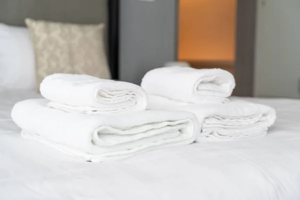 Ozdoba Biały Ręcznik Łóżko Wnętrza Pokoju Łóżko — Zdjęcie stockowe