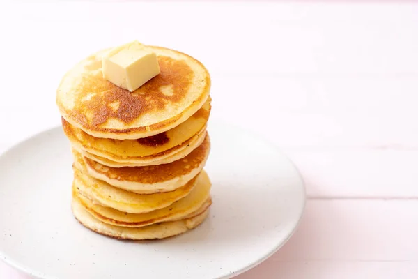 Pfannkuchen Stapeln Sich Mit Butter Und Honig — Stockfoto