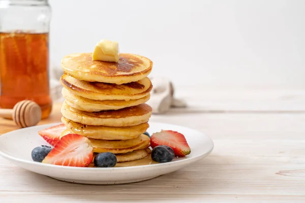 Pancake Butter Strawberries Blueberries Honey — Stock Photo, Image