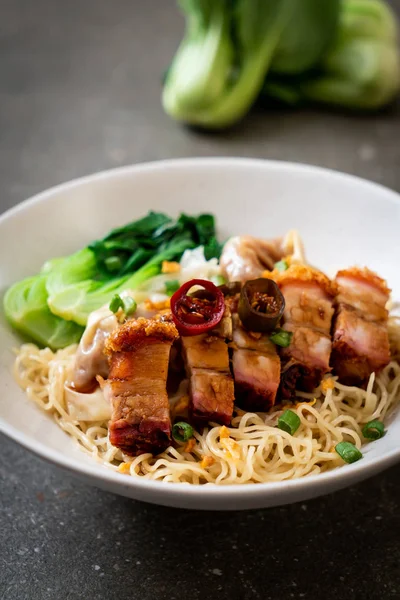 Sopa Fideos Huevo Con Vientre Cerdo Crujiente Wonton Estilo Comida — Foto de Stock