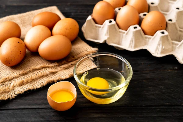 Brown Eggs Wooden Table One Broken Egg Yolk — Stock Photo, Image