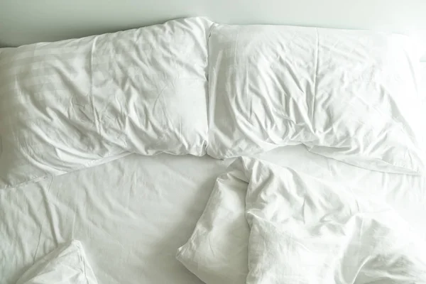 Beyaz Yastık Yatak Yatak Odasında Kırışıklık Dağınık Battaniye Ile — Stok fotoğraf