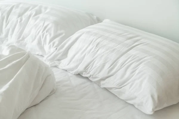 Valkoinen Tyyny Sängyllä Ryppyinen Sotkuinen Huopa Makuuhuoneessa — kuvapankkivalokuva