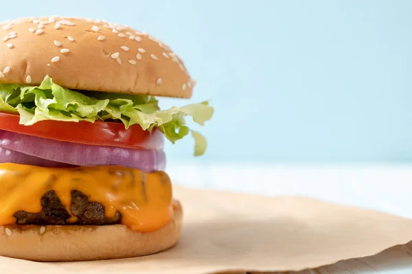 Hamburguesa Carne Fresca Sabrosa Con Queso Papas Fritas Sobre Fondo —  Fotos de Stock