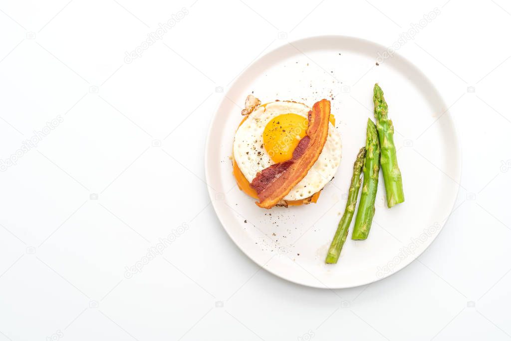 fried egg with bacon and cheese on pancake forbreakfast isolated on white background