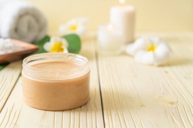 Ahşap zemin üzerine kurulmuş kaplıca tedavileri - Güzellik konsepti