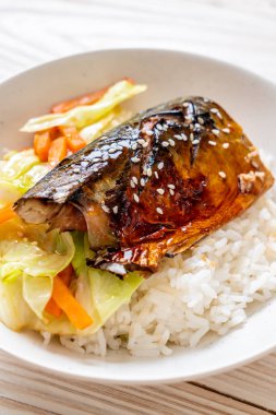 saba balık tepesinde tabağı - Japon tarzı üzerinde teriyaki soslu ızgara