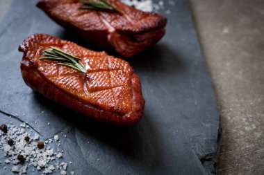 Kızarmış ördek göğsü siyah arduvaz plaka üzerinde