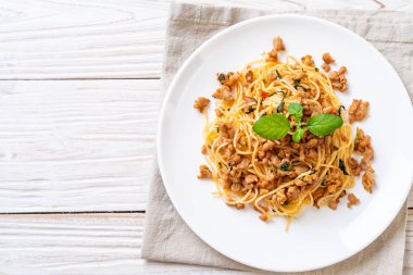 kıyılmış domuz eti ve fesleğen ile tavada kızartılmış acılı spagetti