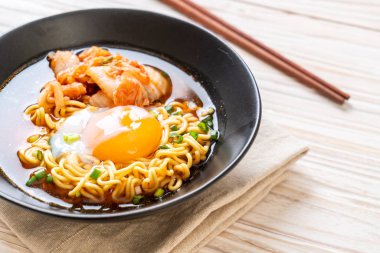 Kimchi ve yumurta - Korece ramen tarzı ile Kore anlık erişte