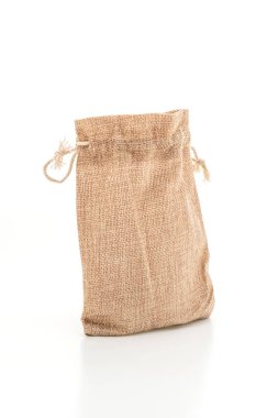 Beyaz arka plan üzerinde izole çuval kumaş çanta