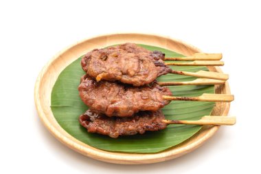 Beyaz arka planda beyaz yapışkan pirinç ile ızgara süt domuzu.