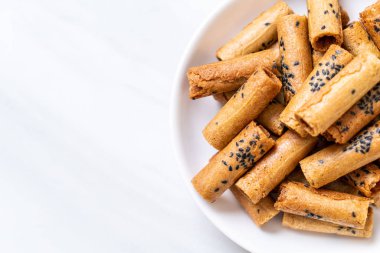 Taylandlı çıtır Hindistan cevizi roll - Tay tatlı snack