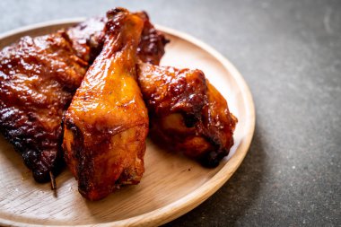 Masada ızgara ve ızgara tavuk.