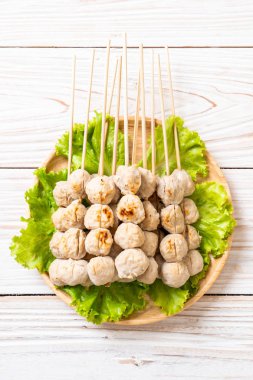 Izgara domuz köftesi ve tatlı acı biber sosu.