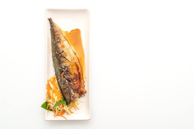 Izgara Saba balık biftekle teriyaki sos izole üzerinde beyaz arka plan