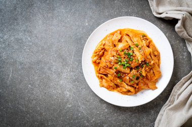 Kore usulü kimchi ile kızartılmış domuz eti.