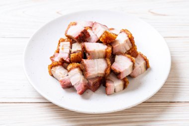 Kıtır kıtır domuz eti mi yoksa kızarmış domuz eti mi?