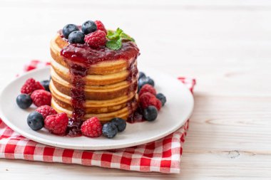 Taze ahududu ve yabanmersinli gözleme.