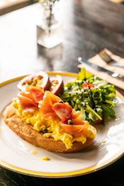 kek yumurta salatası tost ile somon füme