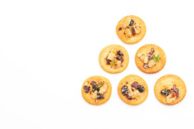 kraker bisküvi ile beyaz arka plan üzerinde izole Kuruyemiş