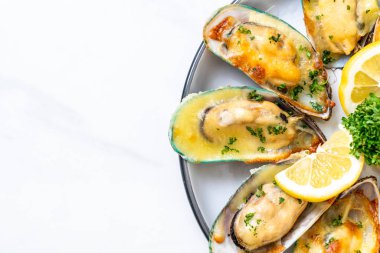 Peynirli taze midye.