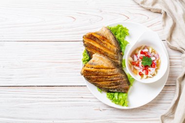 Baharatlı salatalı gevrek gourami balığı. Asya usulü.