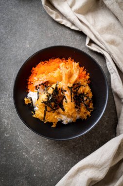 karides tempura pirinç kase karides yumurta ve yosun - Japon gıda tarzı