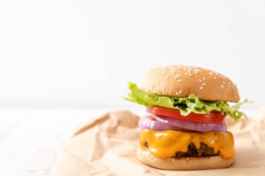 taze lezzetli biftek burger peynir ve patates kızartması ahşap arka plan üzerinde