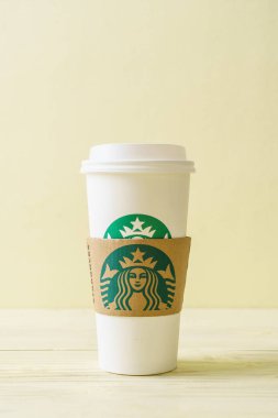 Bangkok, Tayland - 5 Haziran 2018: Beyaz kahve fincanı Starbucks logosu üzerinde tahta arka plan ile. Starbucks dünyanın en büyük kahve evi 61 ülke içinde 20.000'den fazla mağaza ile mi.