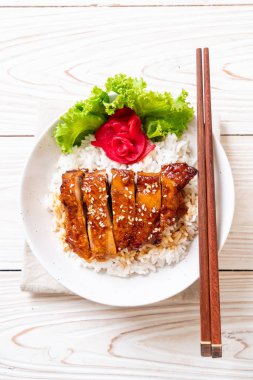 tepesinde ekmek kapısı üzerinde teriyaki soslu ızgara tavuk