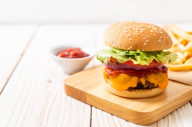 taze lezzetli biftek burger peynir ve ahşap zemin üzerine ketçap