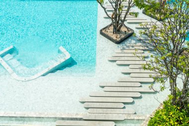 Havadan görünümü güzel lüks otel yüzme havuzu çare ile bir yürüyüş yolu