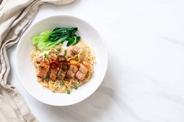 gevrek domuz yağı ve mantı - Asya gıda tarzı ile yumurta şehriye çorbası