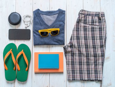 Gezgin, yaz tatili ahşap arka plan üzerinde erkek casual kıyafetler