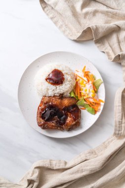 teriyaki sosu ve pilav ve salata ile ızgara tavuk