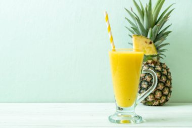 Tahta masada taze ananas suyu bardağı - Sağlıklı içecek