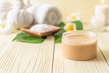 Ahşap zemin üzerine kurulmuş kaplıca tedavileri - Güzellik konsepti